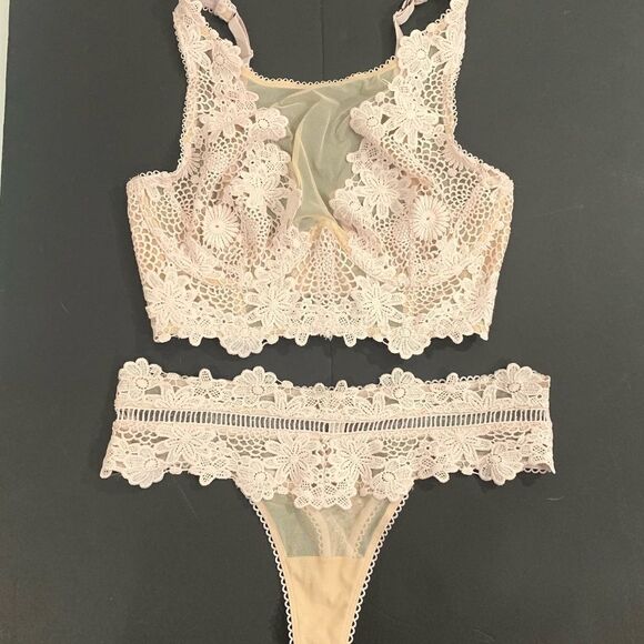 Victoria’s Secret set Floral apliqué bra & thong - Picture 3 of 5